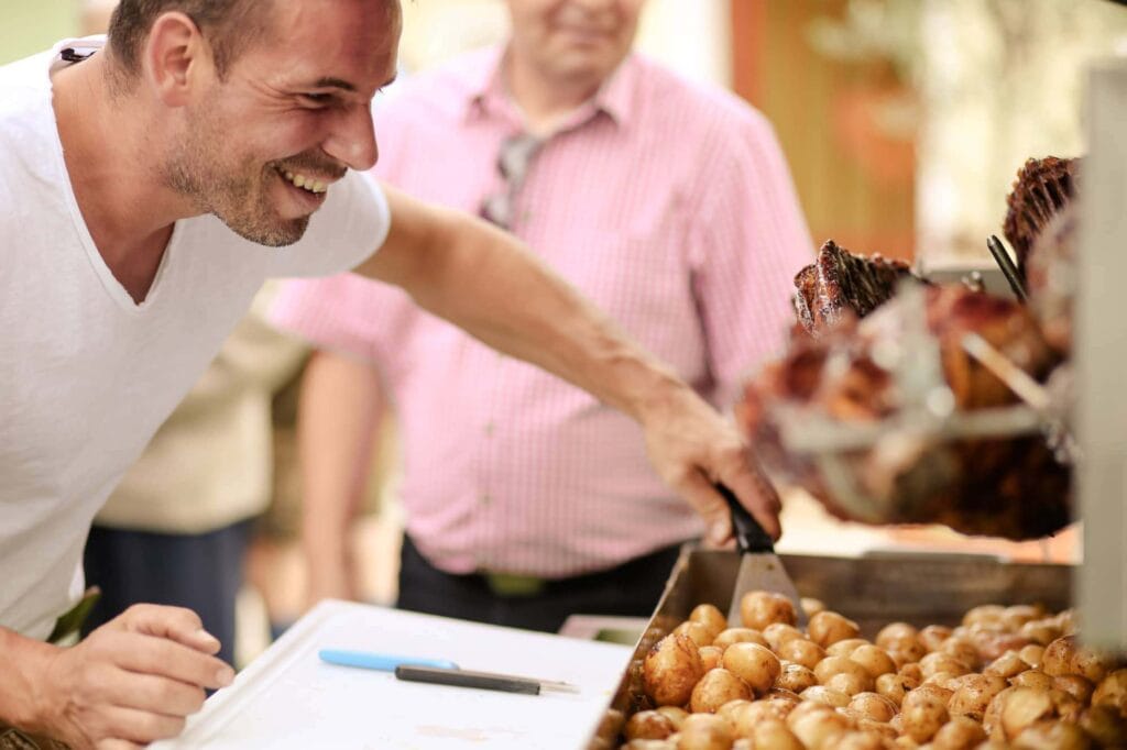 Freunde beim Grillen und Genießen bei einer besonderen Veranstaltung.