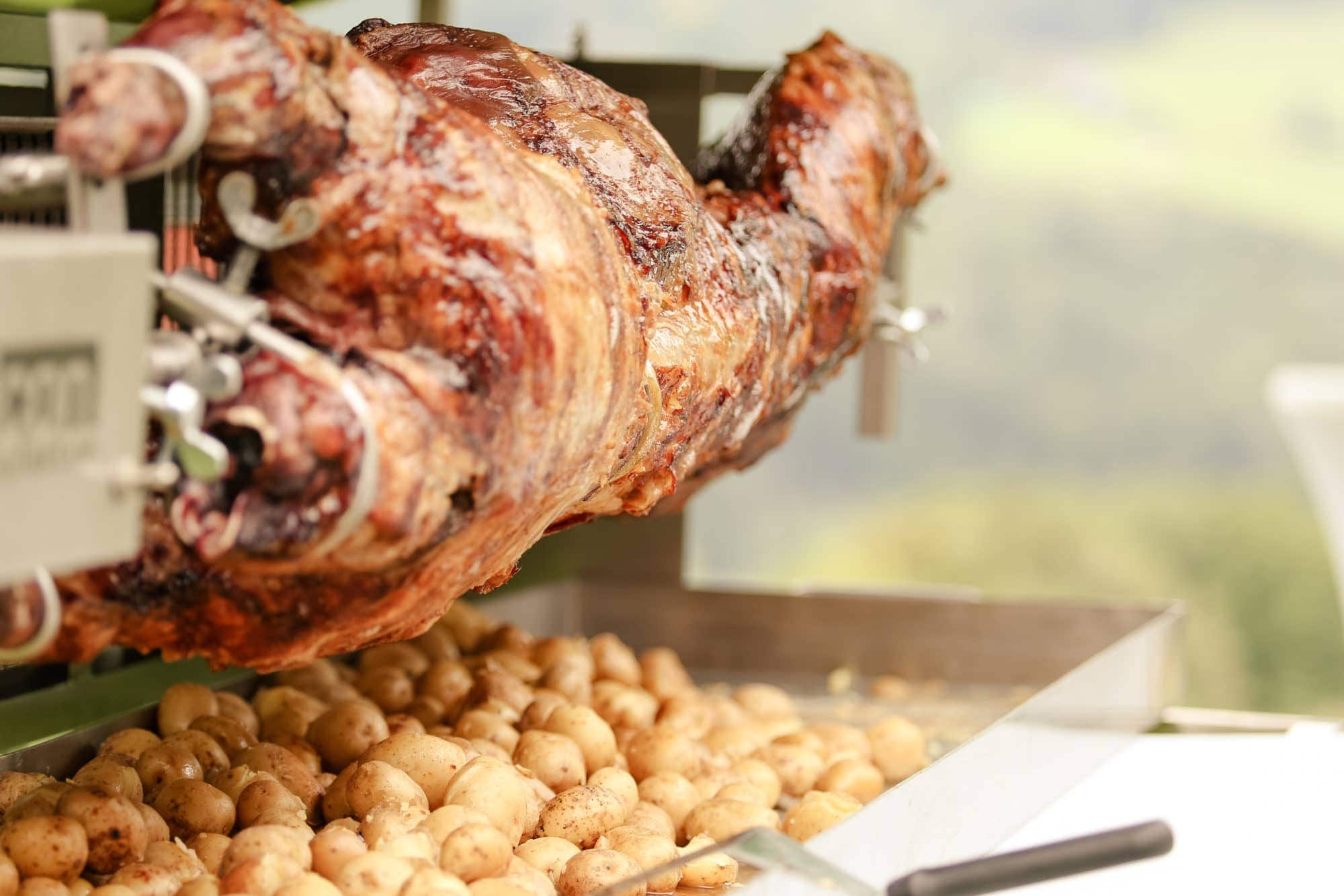 Gebratenes Lamm am Spieß bei Event-Cooking vor Ort.