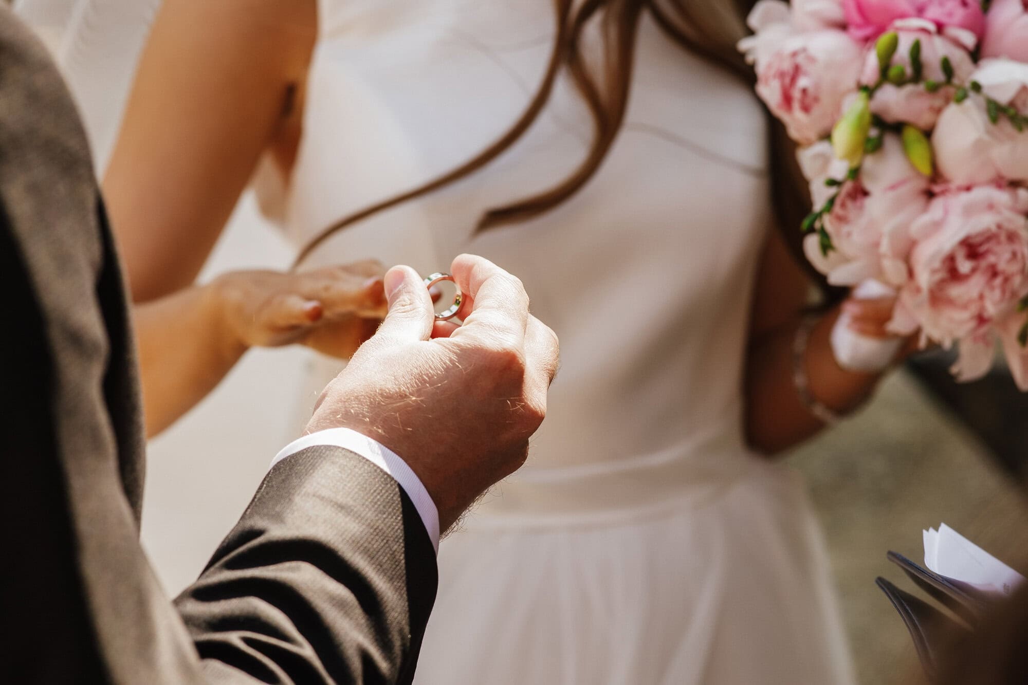 Braut und Bräutigam bei der Hochzeit am Eichberg