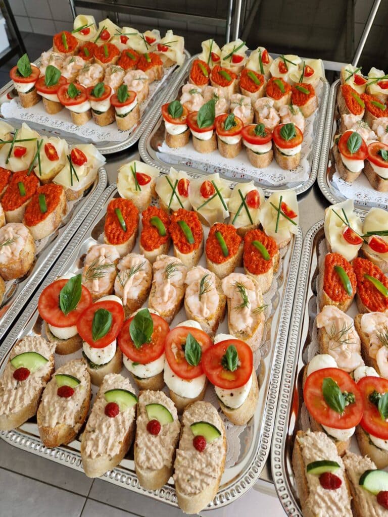 Leckere Canapés mit Tomaten, Gurken, Basilikum und Käse.