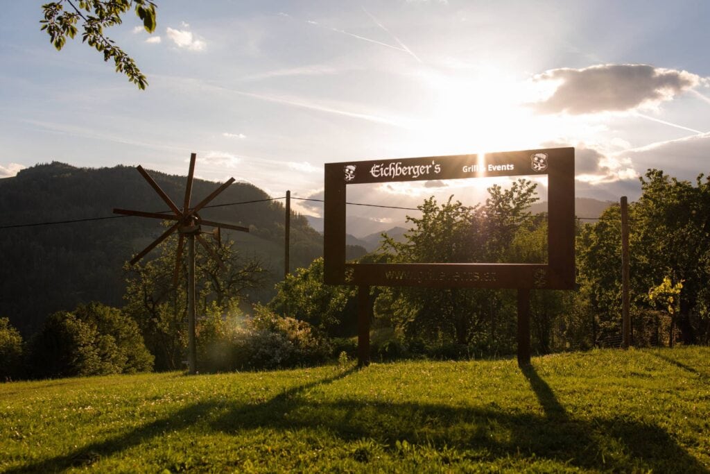 Landschaft mit Grill-Events-Banner bei Sonnenuntergang in der Natur.